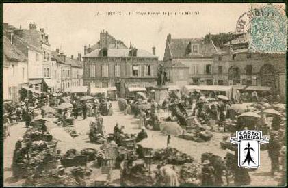 28 Dreux - 58 - DREUX - La Place Rotrou le jour du Marché - cpa