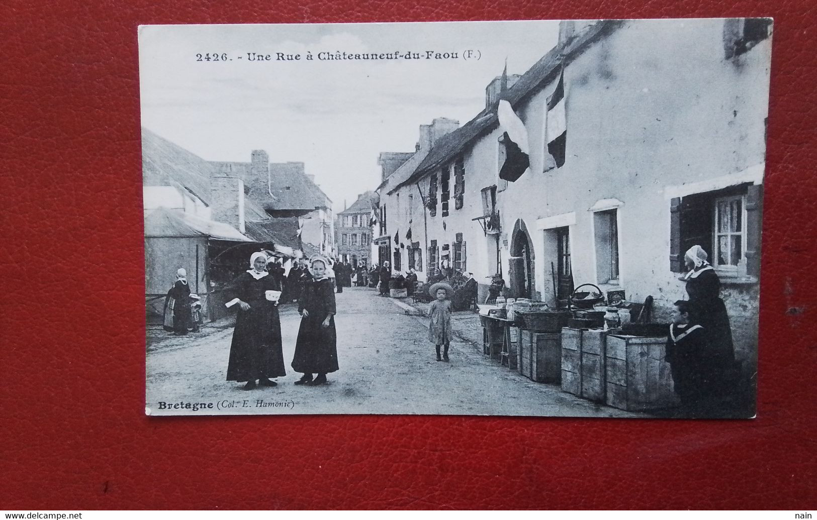 29 - CHATEAUNEUF DU FAOU - " UNE RUE A CHATEAUNEUF DU FAOU - MARCHE " - ------ " TRES RARE " -