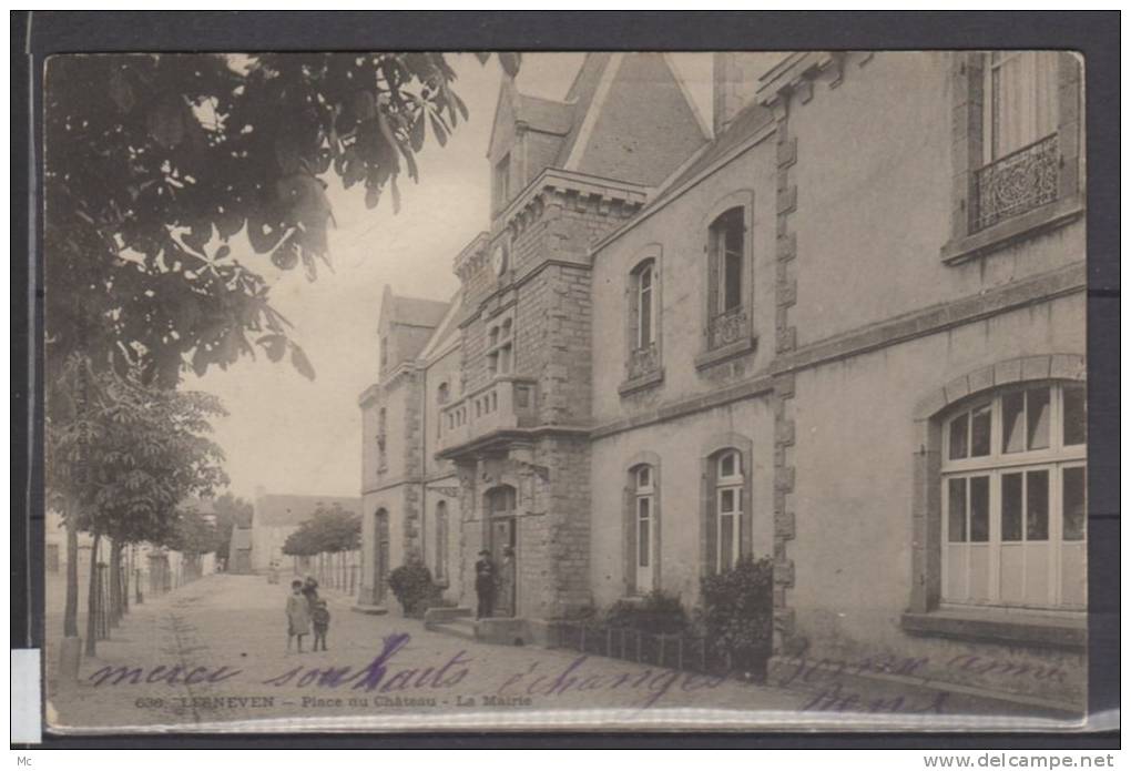 29 - Lesneven - Place du Chateau - la mairie - animée