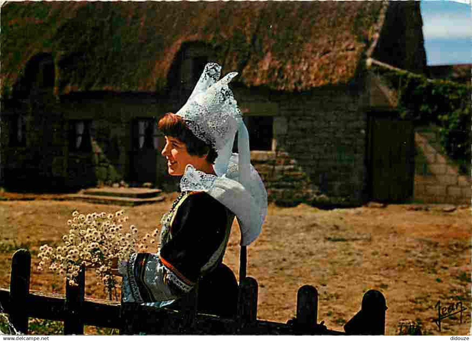 29 - Pont Aven - Chaumière Bretonne - Jeune Fille en costume de Pont Aven - Folklore - Femmes - Voir Scans Recto Verso