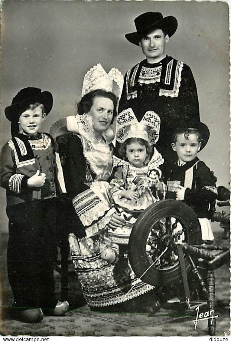 29 - Pont Aven - Famille en costumes de Pont-Aven - Folklore - CPSM grand format - Voir Scans Recto-Verso