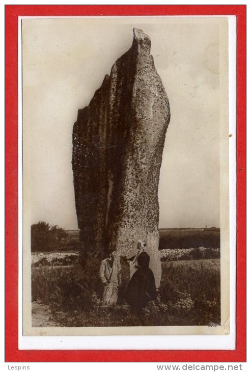 29 - SAINT JEAN - TROLIMON -- Un Menhir