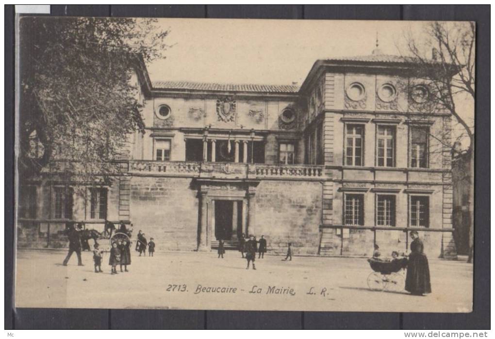 30 - Beaucaire - La Mairie - animée