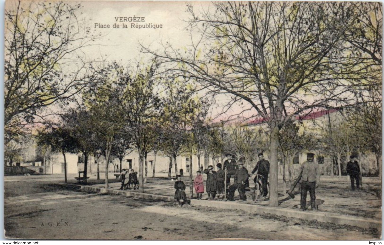 30 - VERGEZE -- Place de laRépublique