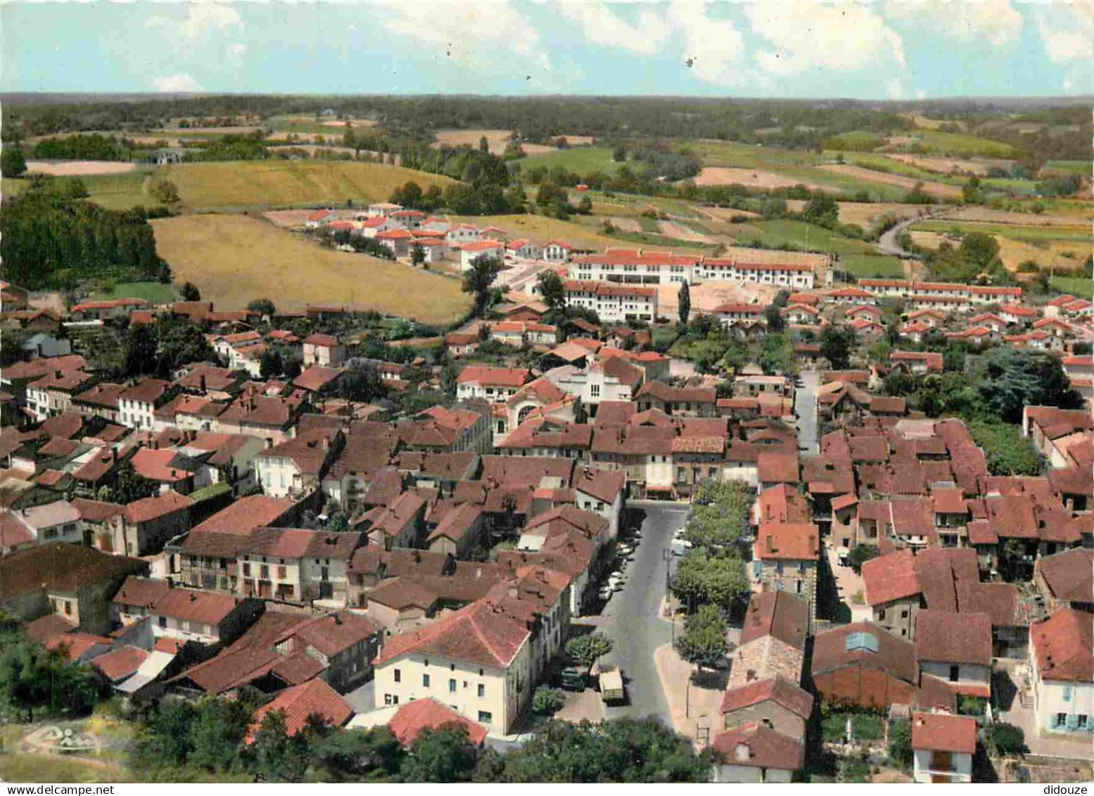 32 - Nogaro - Vue Générale aérienne - au fond Cité de Lacombe - Carte Dentelée - CPSM grand format - Voir Scans Recto-Ve