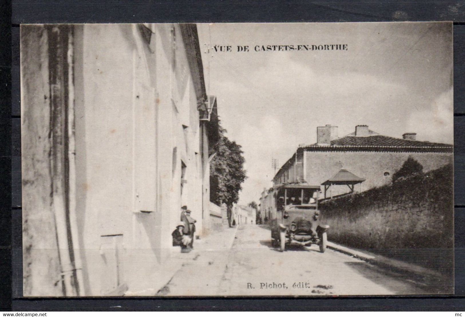 33 - Castets en Dorthe - Vue - rue du village - Autocar