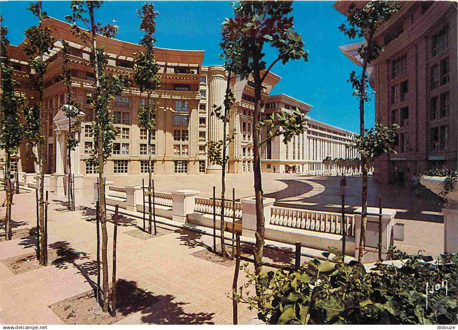 34 - Montpellier - Antigone - Création architecturale de Ricardo Bofill - Sceau de Montpellier - CPM - Carte Neuve - Voi