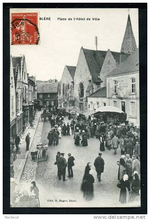 37 - BLERE - Place de l´Hôtel de Ville, un jour de Marché - ANIMÉE