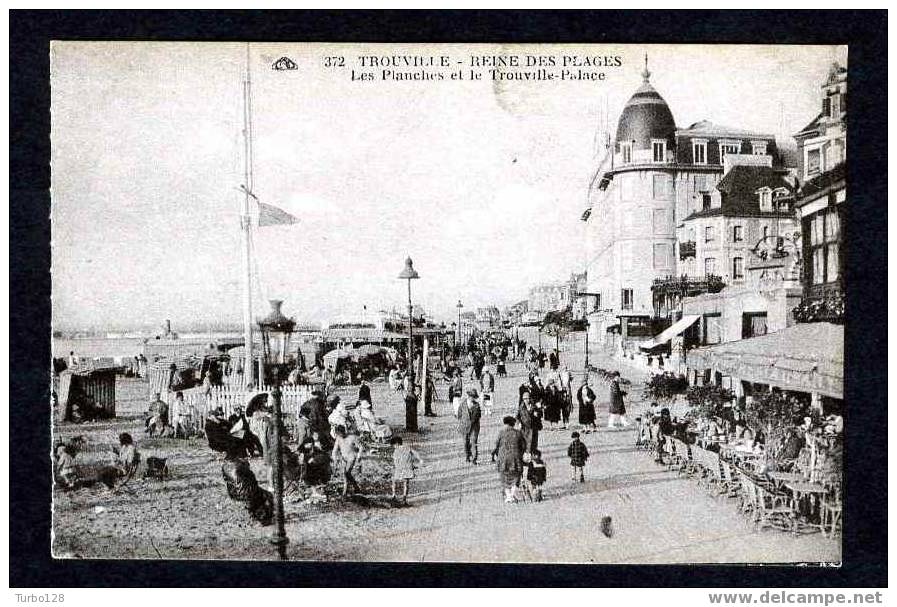 372. TROUVILLE - REINE DES PLAGES. Les planches et le Trouville Palace. Animée