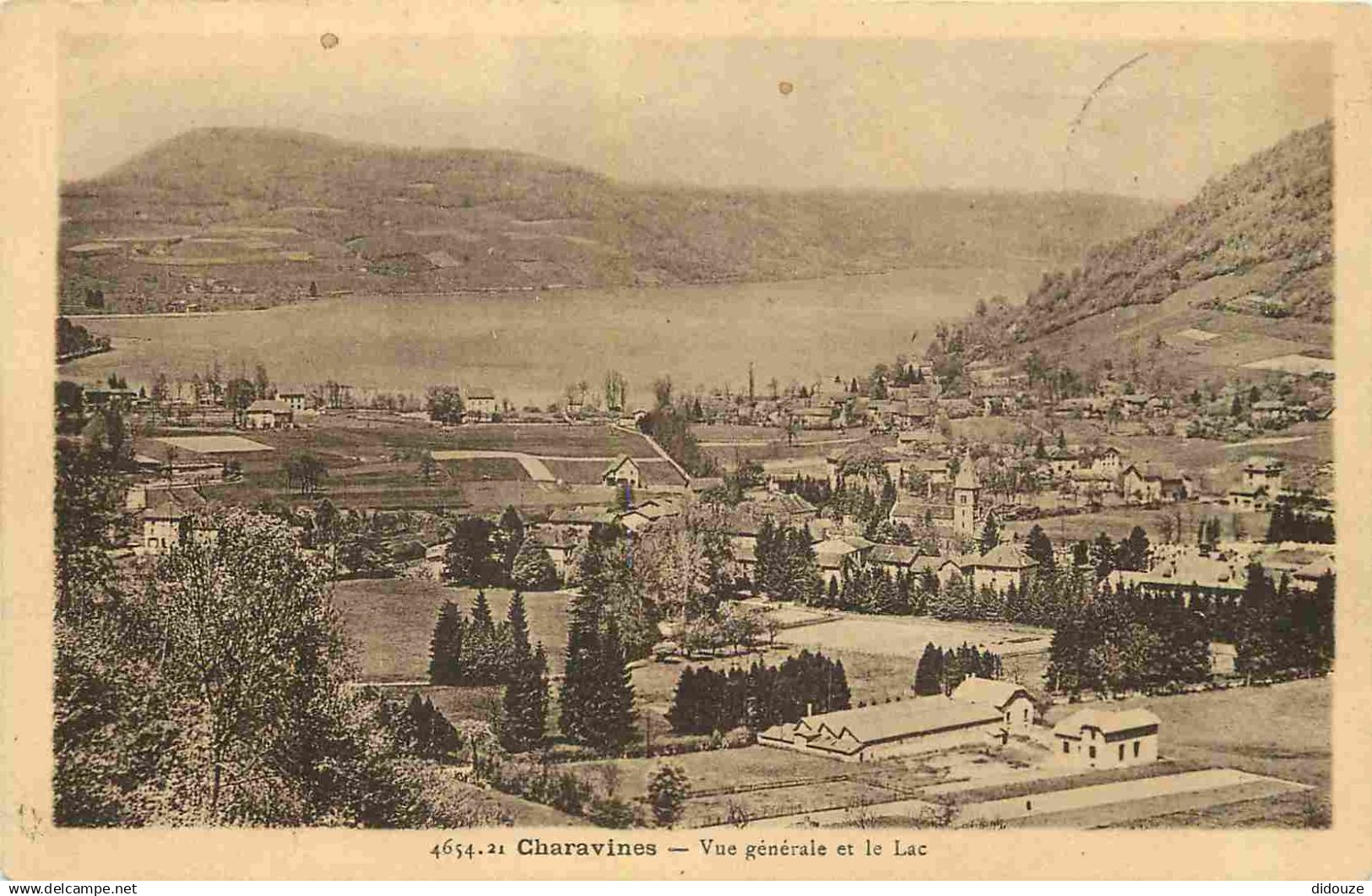 38 - Charavines - Vue générale et le Lac - CPA - Voir Scans Recto-Verso