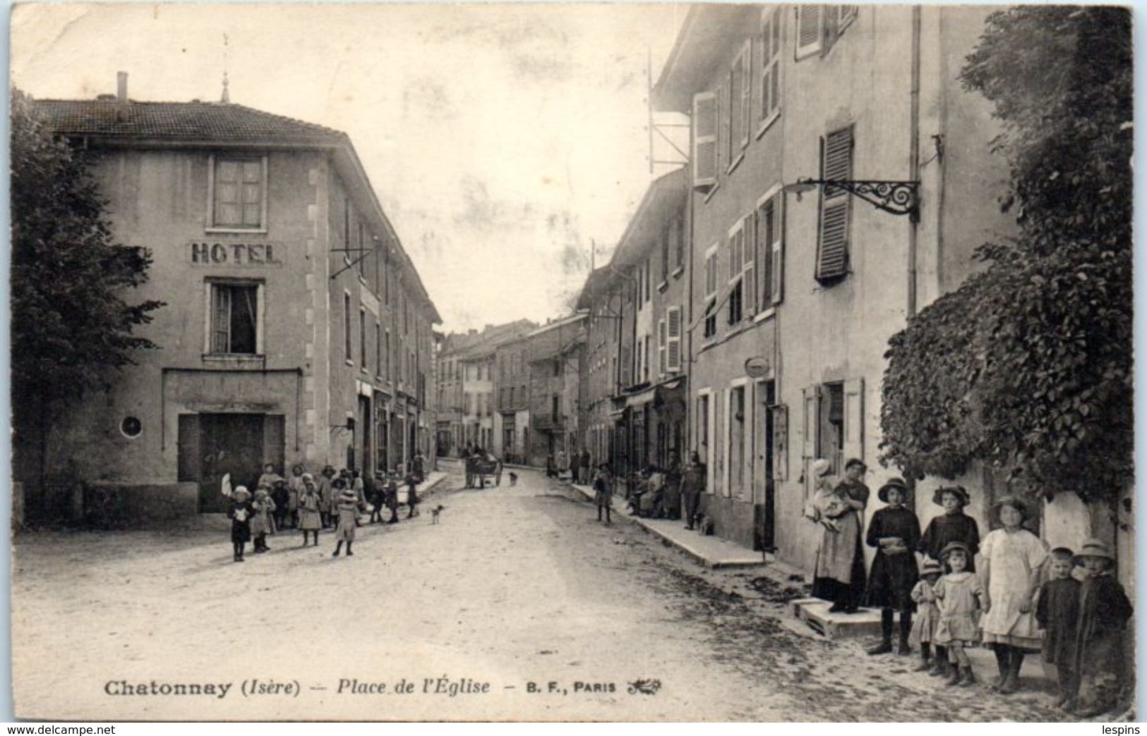 38 - CHATONNAY --  Place de l'Eglise