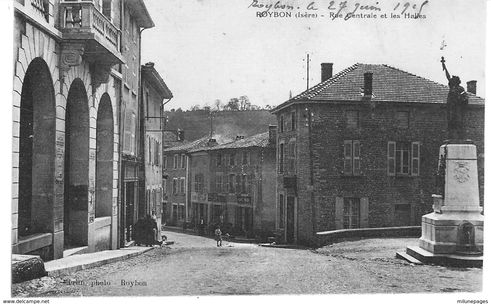 38 ISERE  La Rue centrale et les Halles de ROYBON