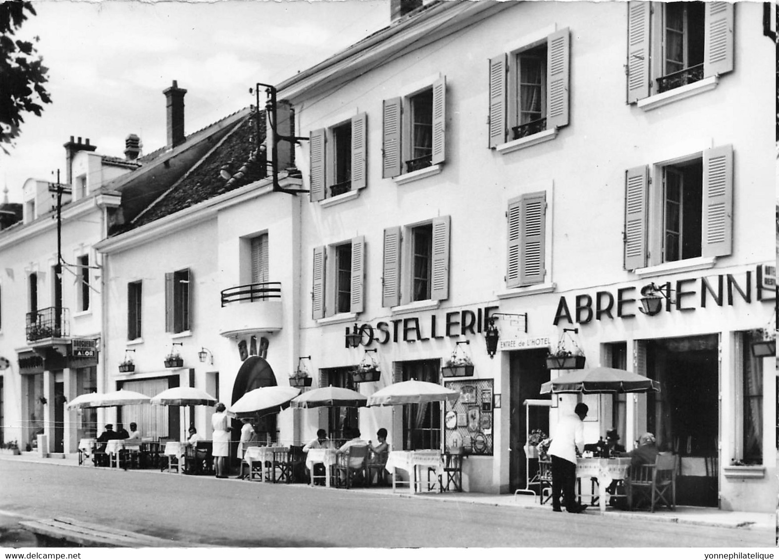 38 - ISÈRE - LES ABRETS - CPSM - hostellerie Abrésienne Henri BROSSE route de grenoble - photo N&B BOUVIER