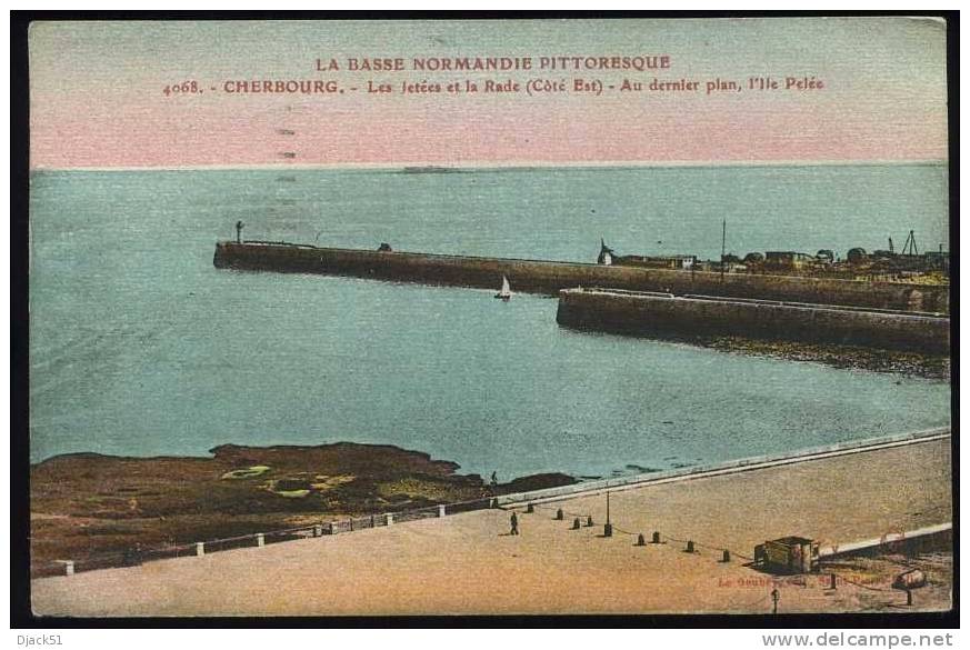 4068 - CHERBOURG - Les jetées et la Rade (Côté Est) - Au dernier plan, l'Ile Pelée