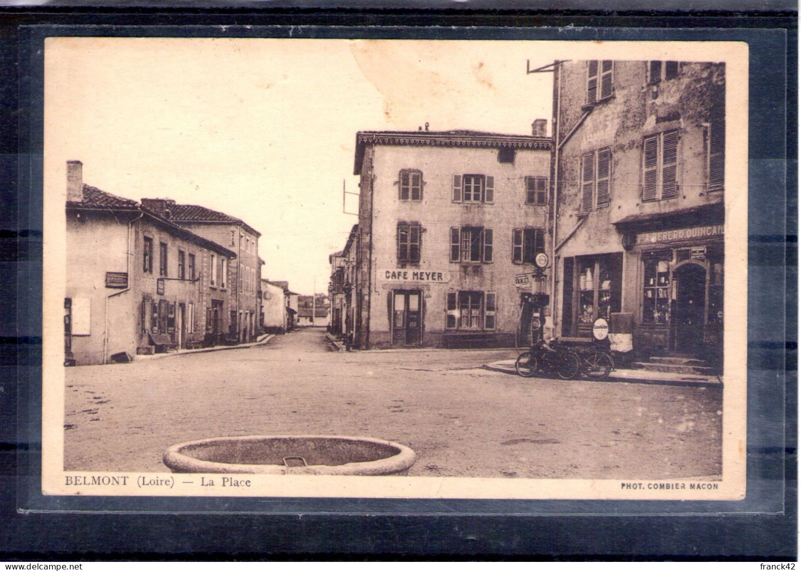 42. belmont de la loire. la place