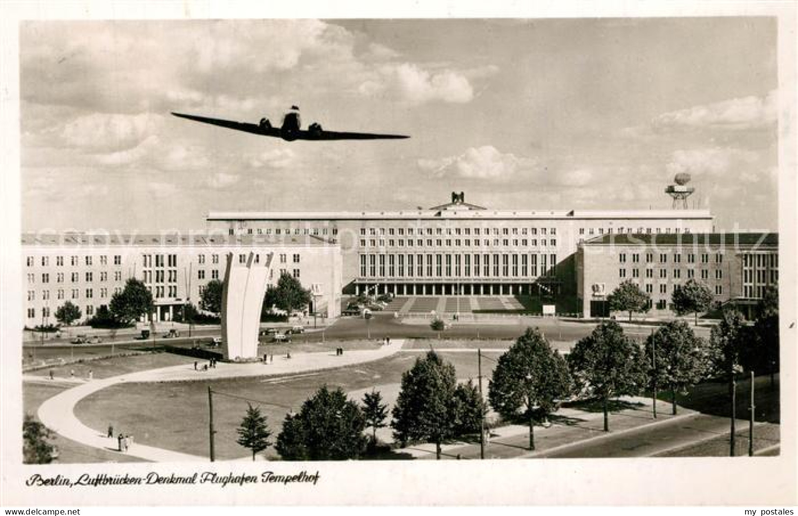 43368351 Tempelhof Berlin Luftbrueckendenkmal Flugzeug Tempelhof Berlin