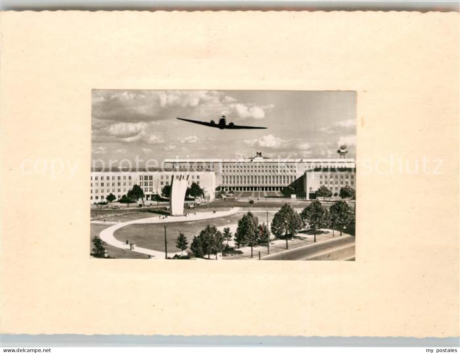 43369292 Tempelhof Berlin Flughafen Luftbrueckendenkmal Flugzeug Tempelhof Berli