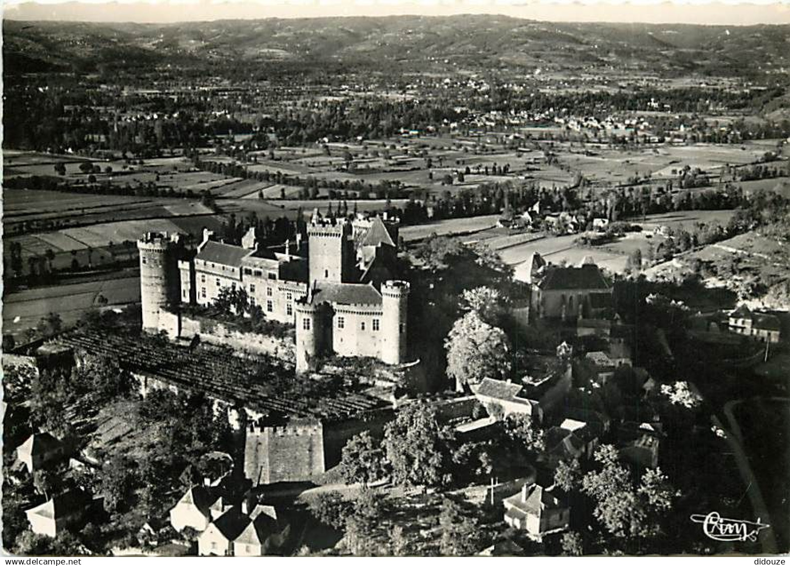 46 - Castelnau Bretenoux - Château de Castelnau - Vue aérienne - Carte dentelée - CPSM grand format - Voir Scans Recto-V