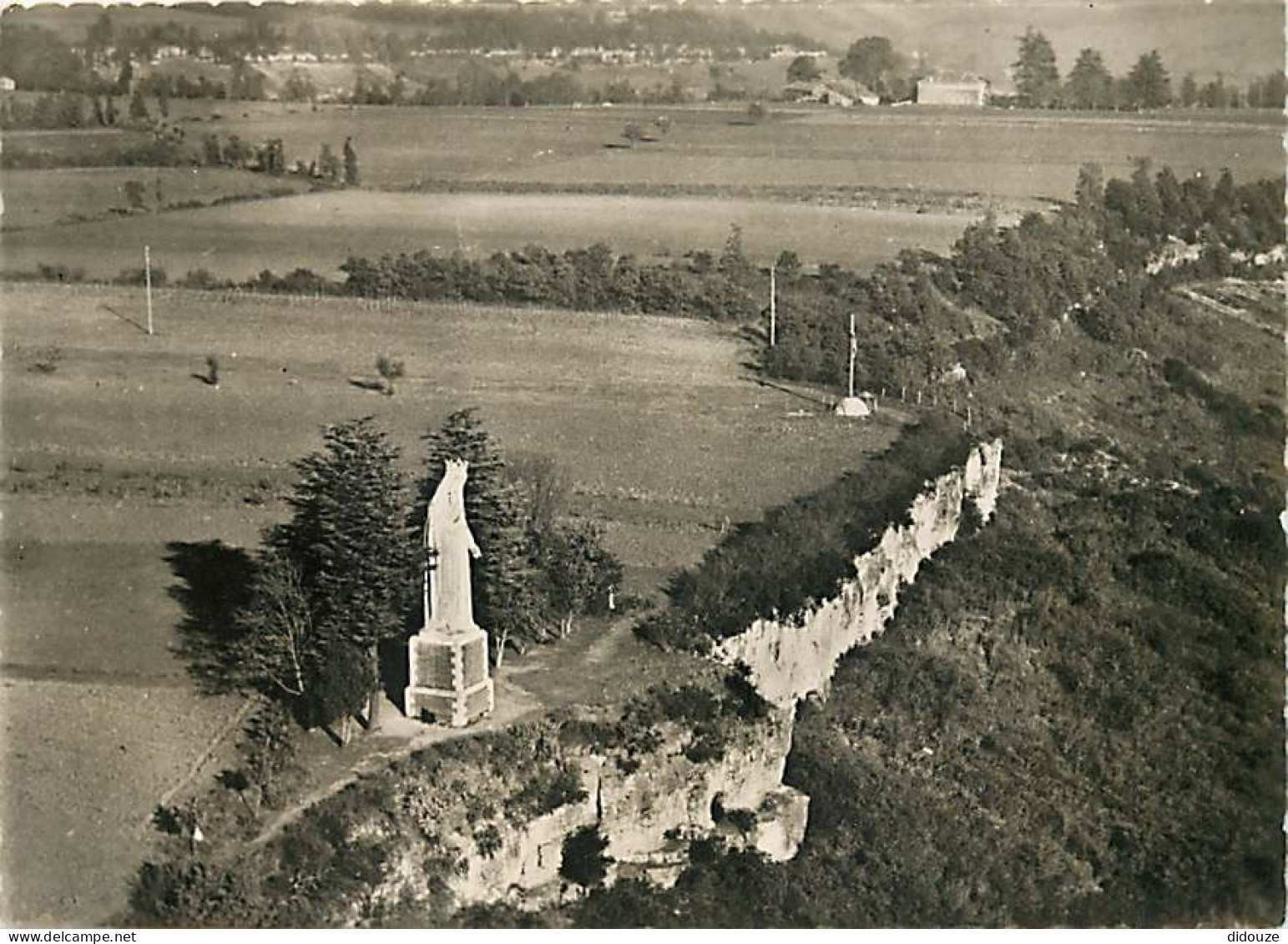 47 - Bon Encontre - Vue aérienne - La Vierge du Rocher et le Calvaire - Mention Photographie véritable - Carte dentelée