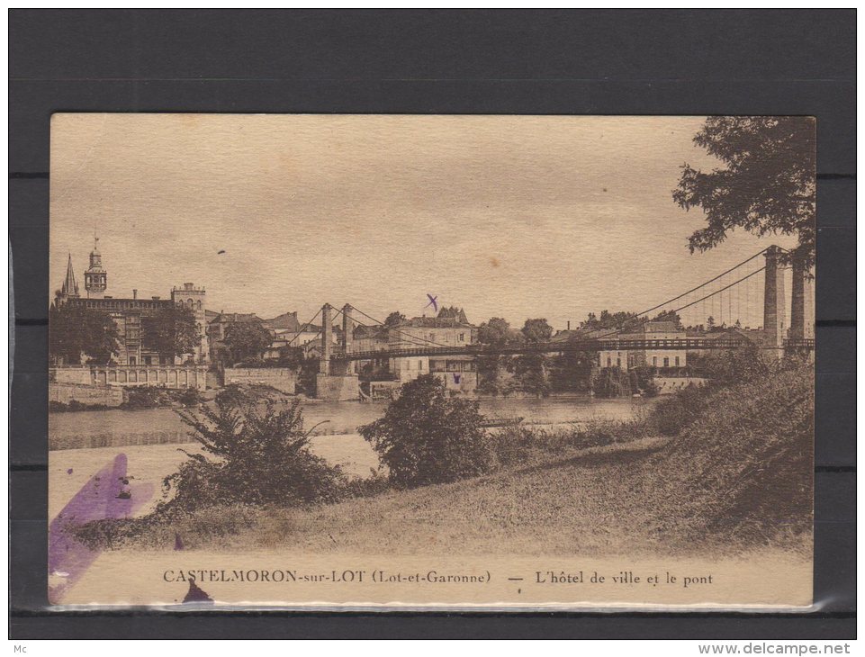 47 - Castelmoron - L'Hotel de ville et le pont