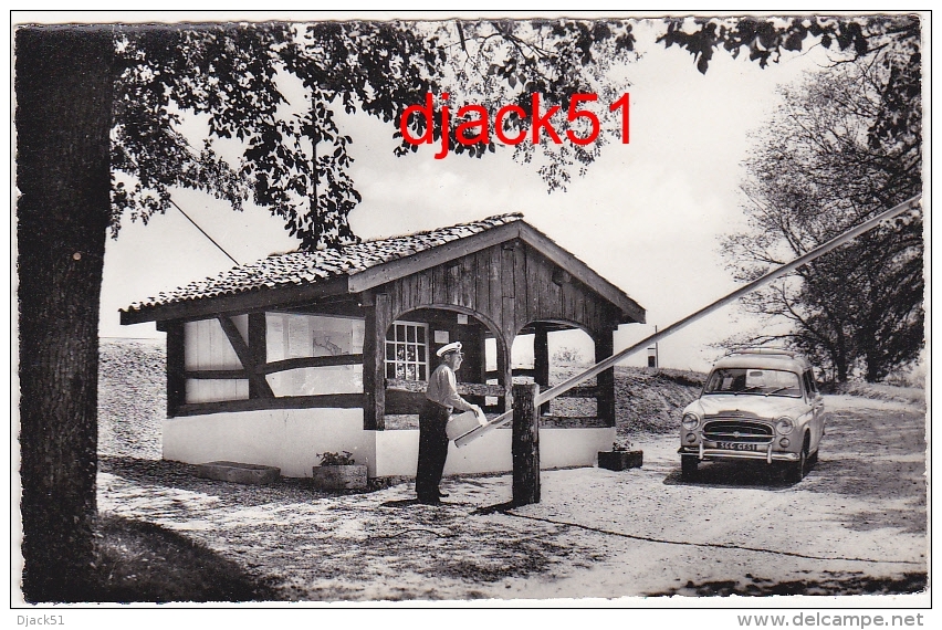 51 - GIVRY-en-ARGONNE (Marne) - Maison d'Accueil du Camping (Voiture : Peugeot 403) / 2 Scans