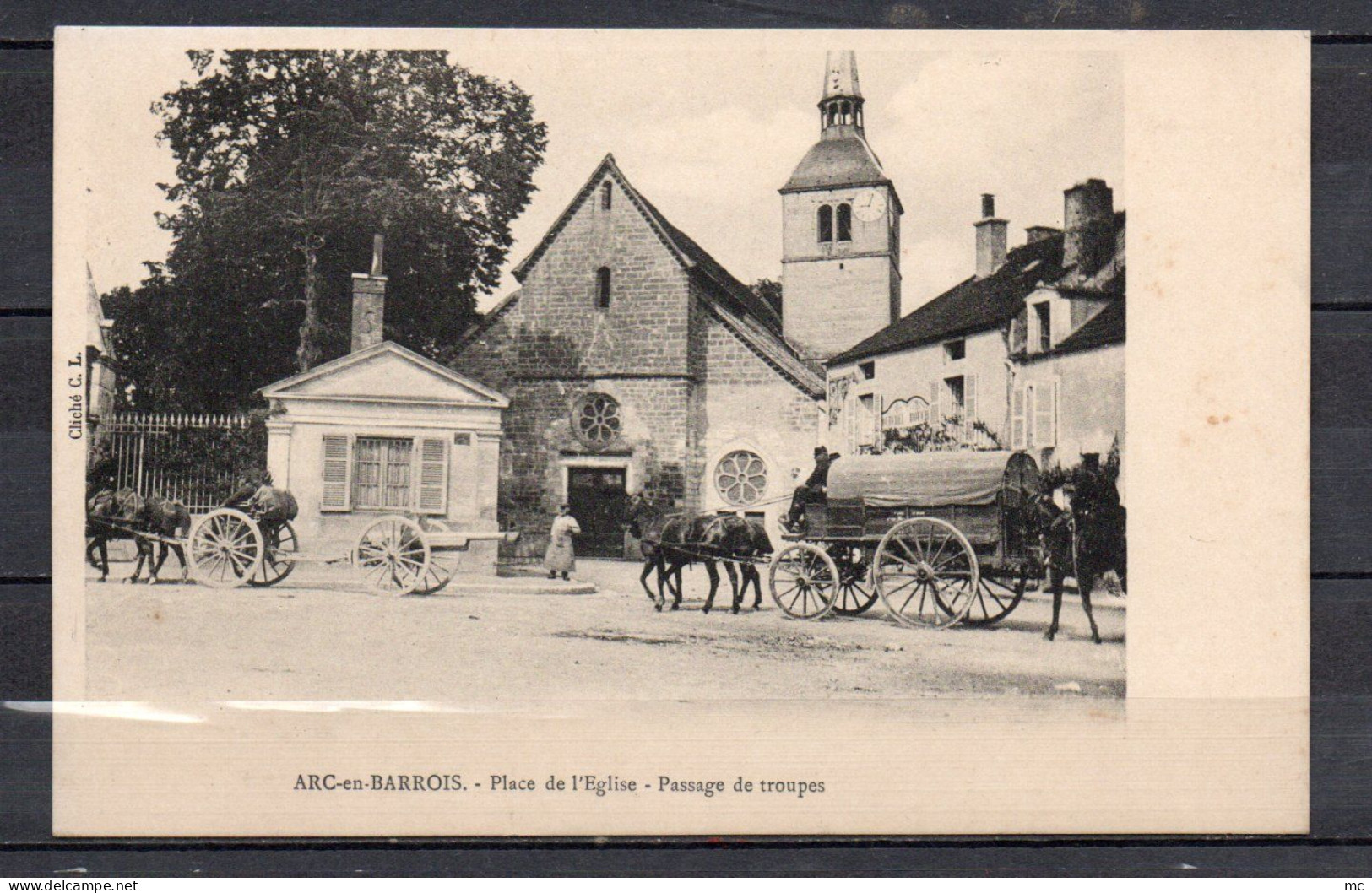 52 - Arc en Barrois - Place de l'Eglise - Passage de troupes