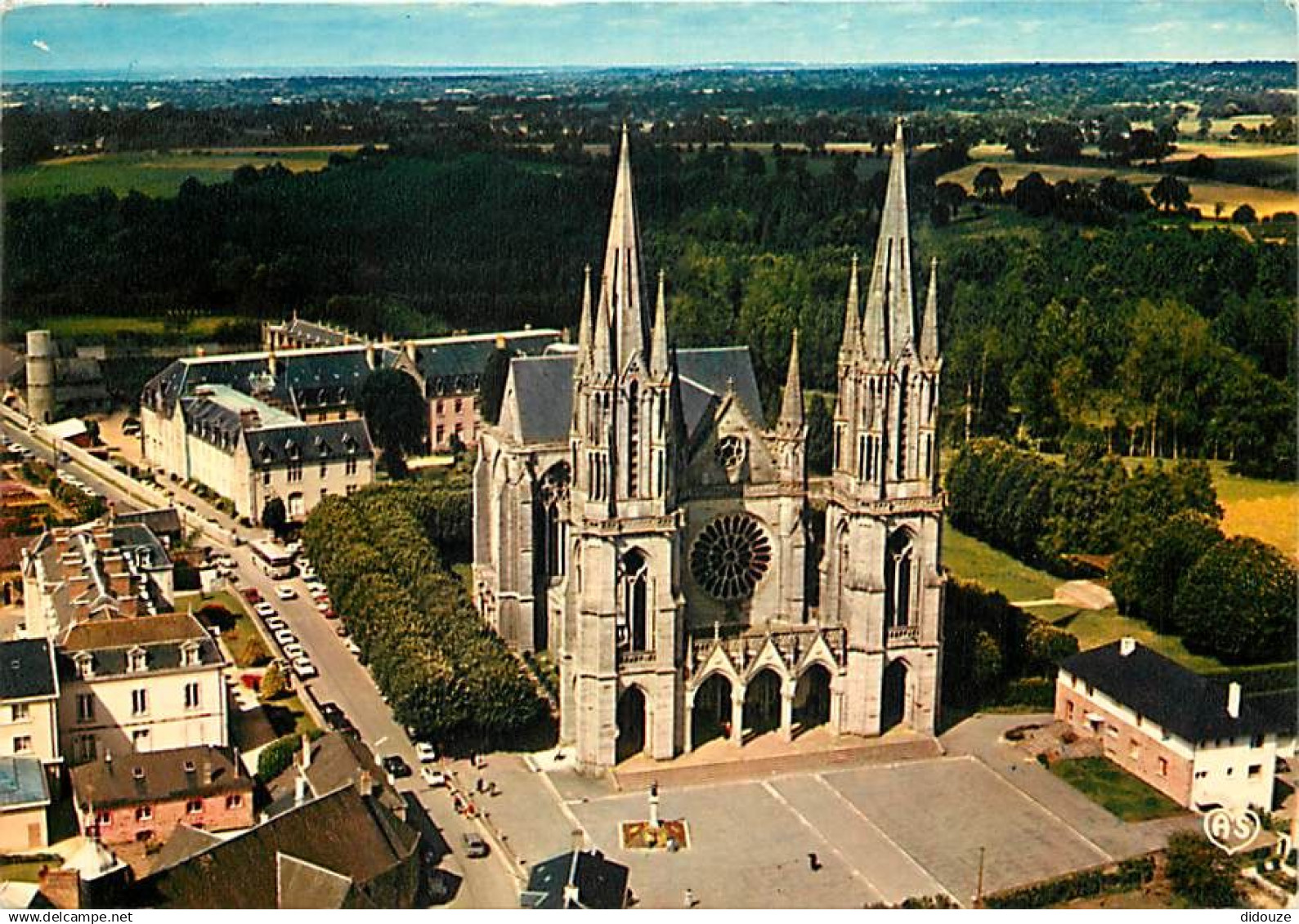 53 - Pontmain - La Basilique - Vue aérienne - CPM - Voir Scans Recto-Verso