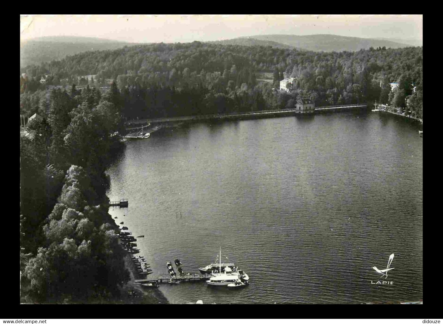 58 - Montsauche les Settons - Lac des Settons - La Digue et l'Embarcadère - Vue aérienne - Mention Photographie véritabl