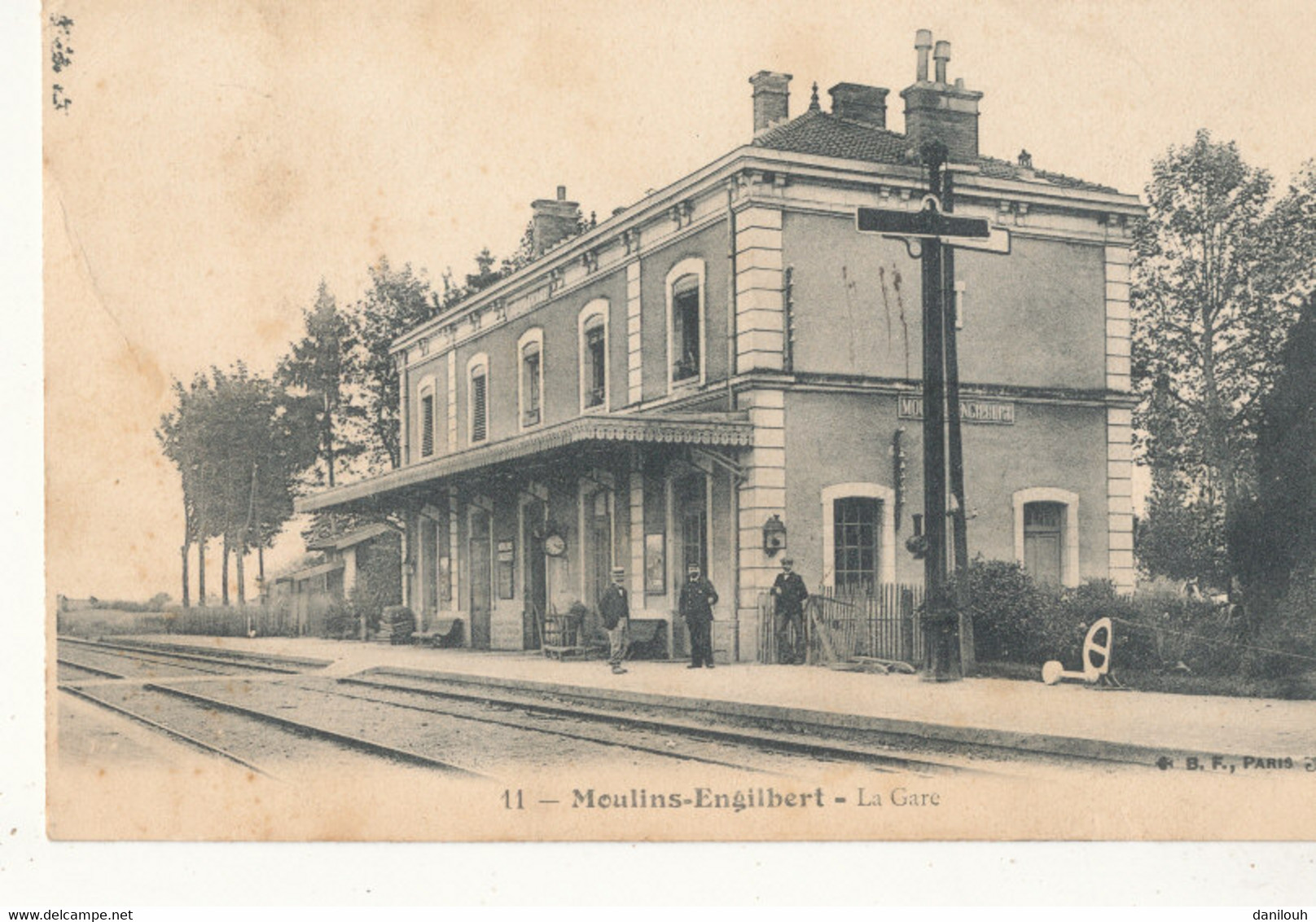 58 // MOULIN ENGILBERT  (écrit MOULINS ENGILBERT)  la gare  11  **