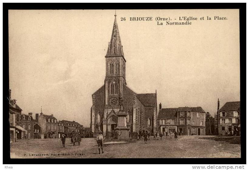 61 Briouze 26 BRIOUZE (Orne) - L'Eglise et Place La Normandie eglise la normandie D61D K61063K C61063C RH011761