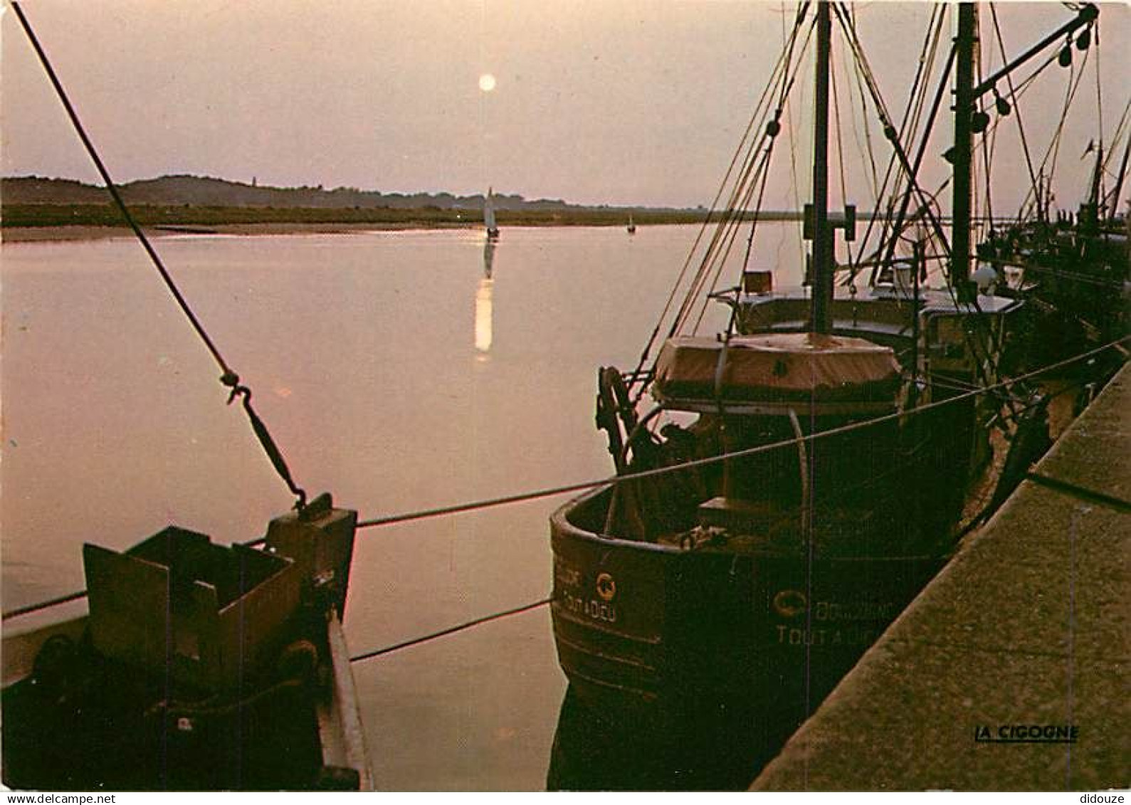 62 - Etaples sur Mer - Crépuscule sur le port - Bateaux - Flamme Postale de Etaples sur Mer - CPM - Voir Scans Recto-Ver