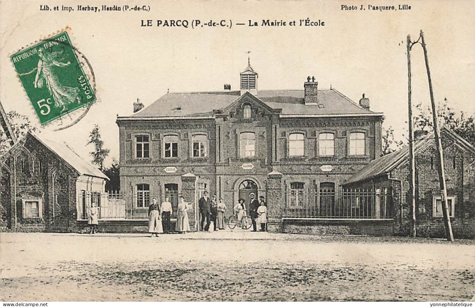 62 - PAS DE CALAIS - LE PARCQ - mairie et école - animation - défaut pliure coin gauche en haut - 10523