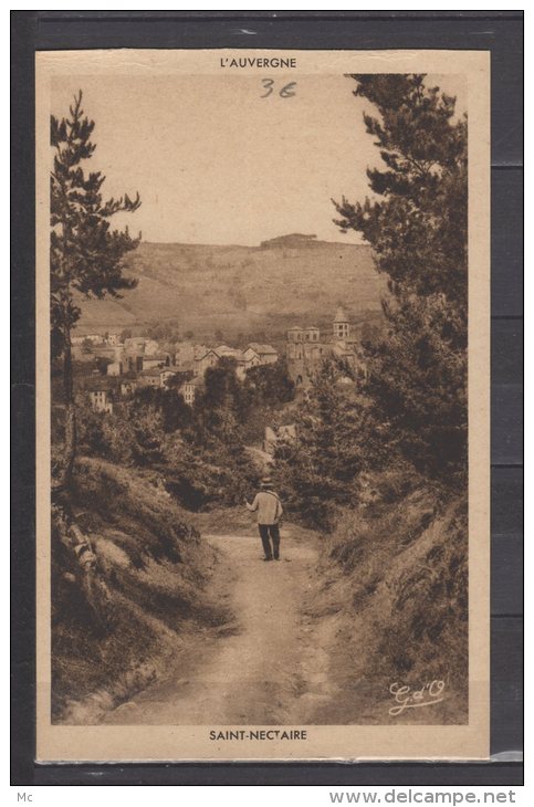 63 - Saint-Nectaire - L'Auvergne - Homme cheminant