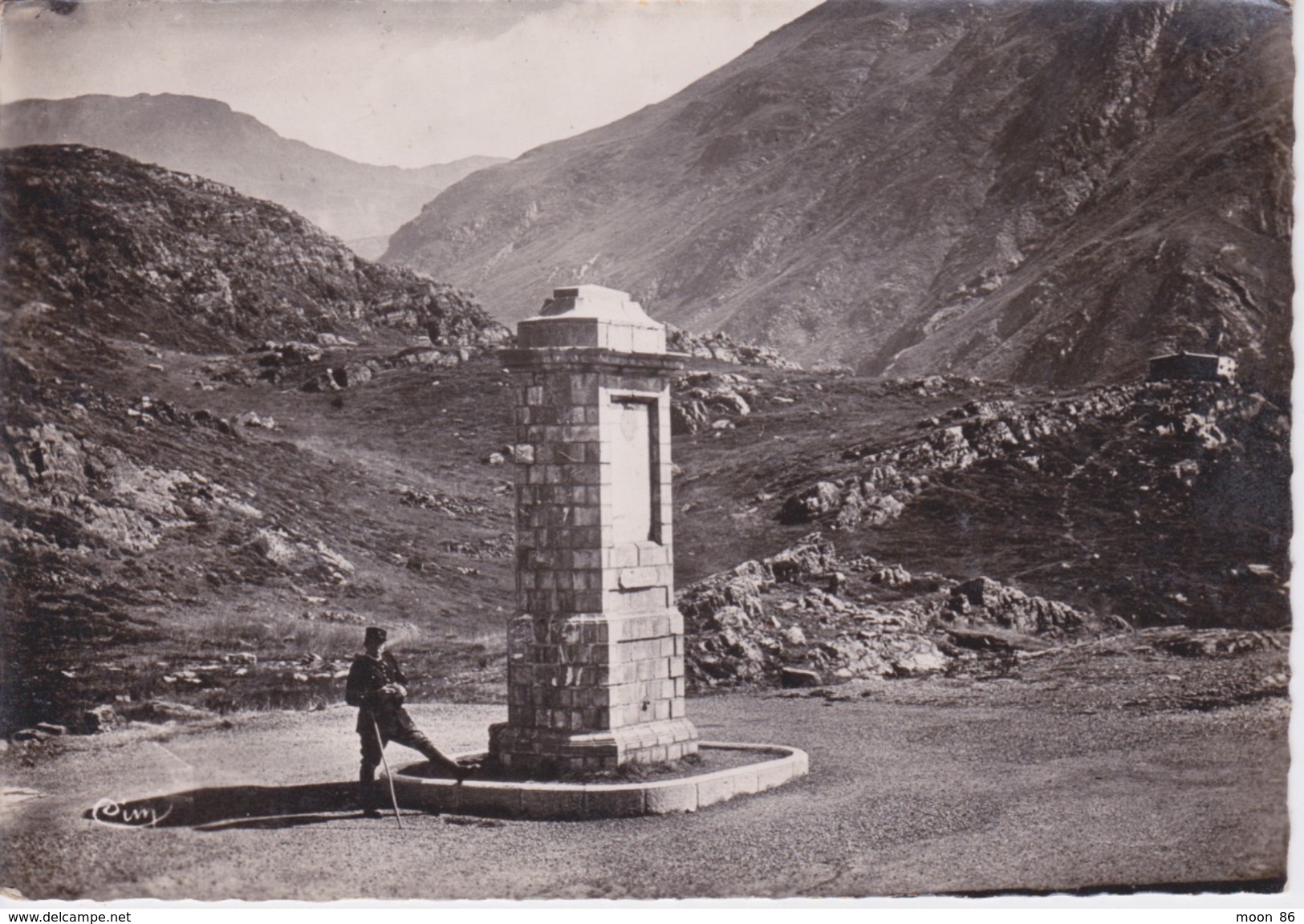 64 - COL DU SOMPORT - VALLÉE D'ASPE ROUTE D'OLORON - BORNE FRONTIERE FRANCO ESPAGNOLE - GARDIEN