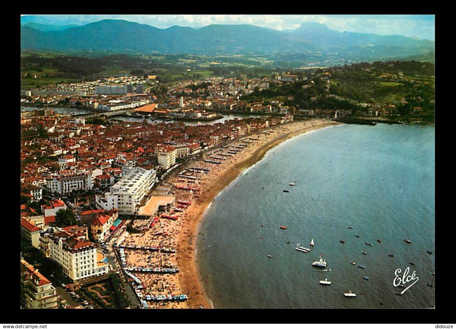 64 - Saint Jean de Luz - Ciboure - Vue Générale aérienne sur la Grande Plage  le Casino  le Port. Au fond  Ciboure et le