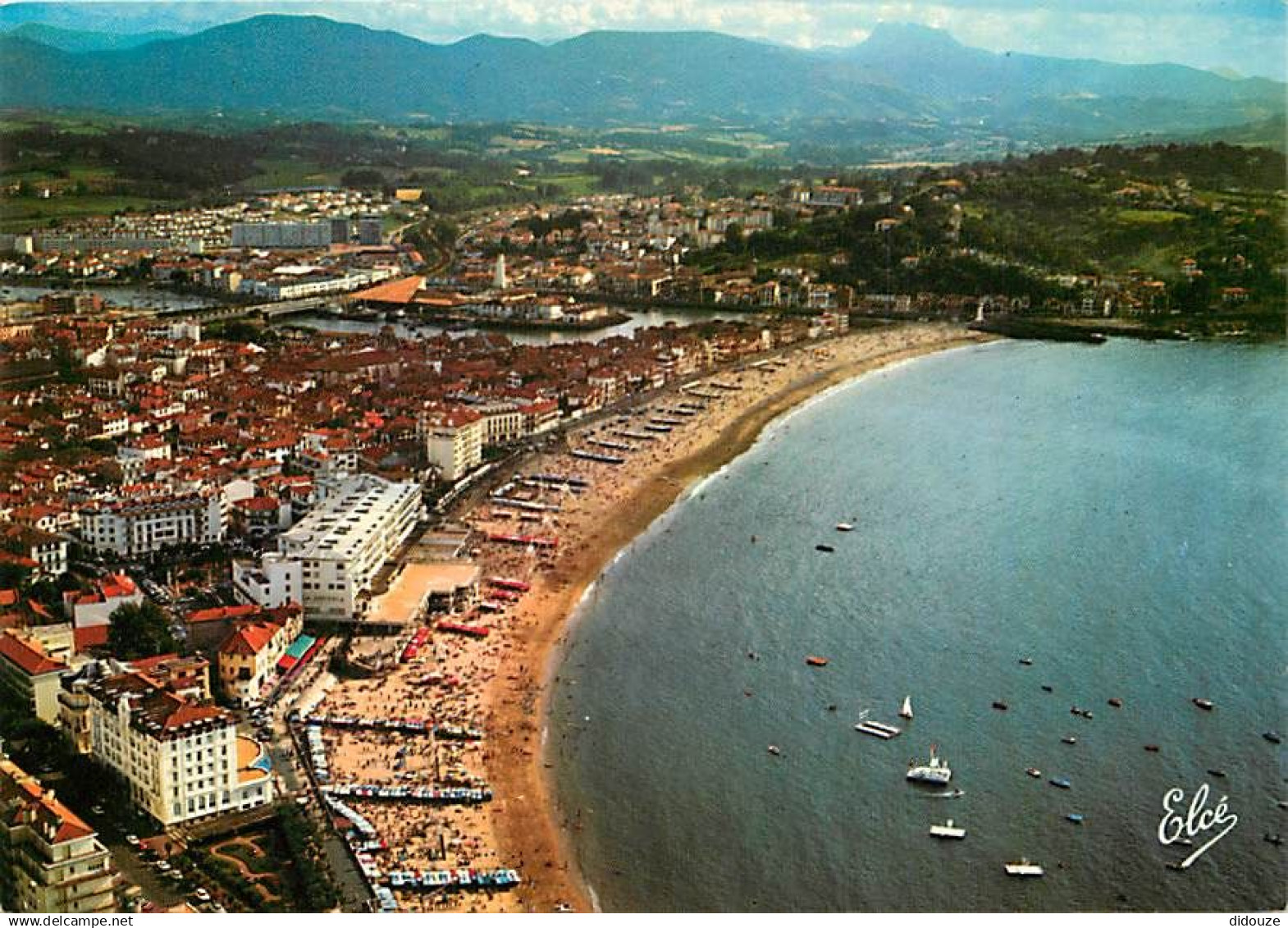 64 - Saint Jean de Luz - Ciboure - Vue Générale aérienne sur la Grande Plage  le Casino  le Port. Au fond  Ciboure et le