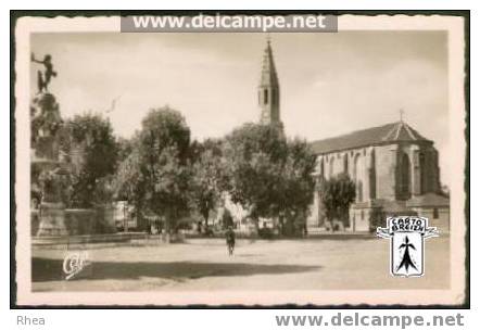 65 Tarbes - 89  TARBES - Place Marcadieu  La Fontaine et l'Eglise - cpsm