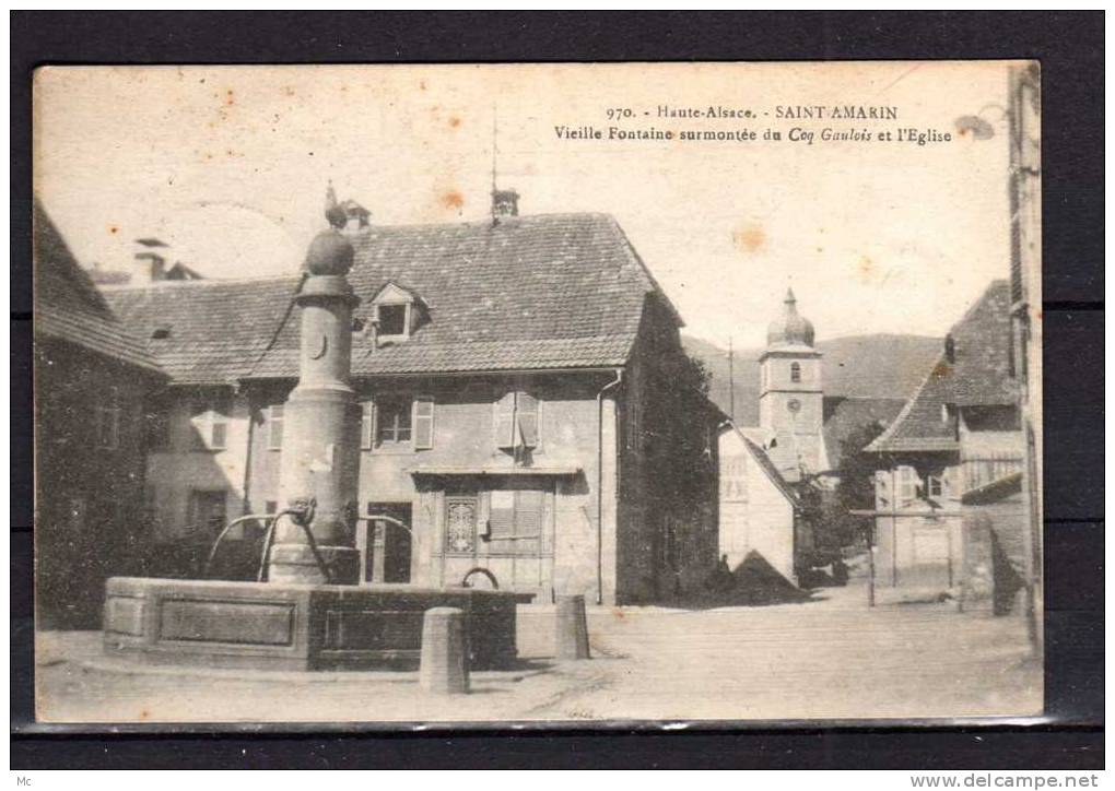 68 - Saint-Amarin - Vieille Fontaine surmontée du Coq Gaulois et l'Eglise