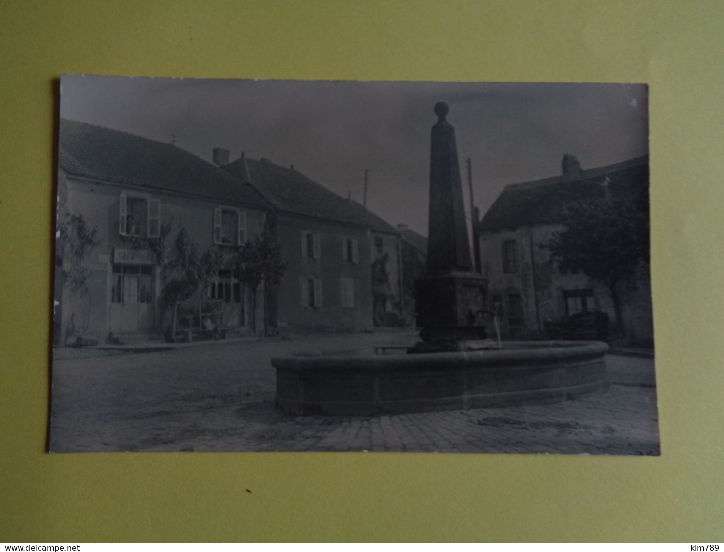 70 - Haute Saone ou Haute Marne  - Carte photo à situer - Café du Midi - Fontaine circulaire - Studio Chatelet - 70 -