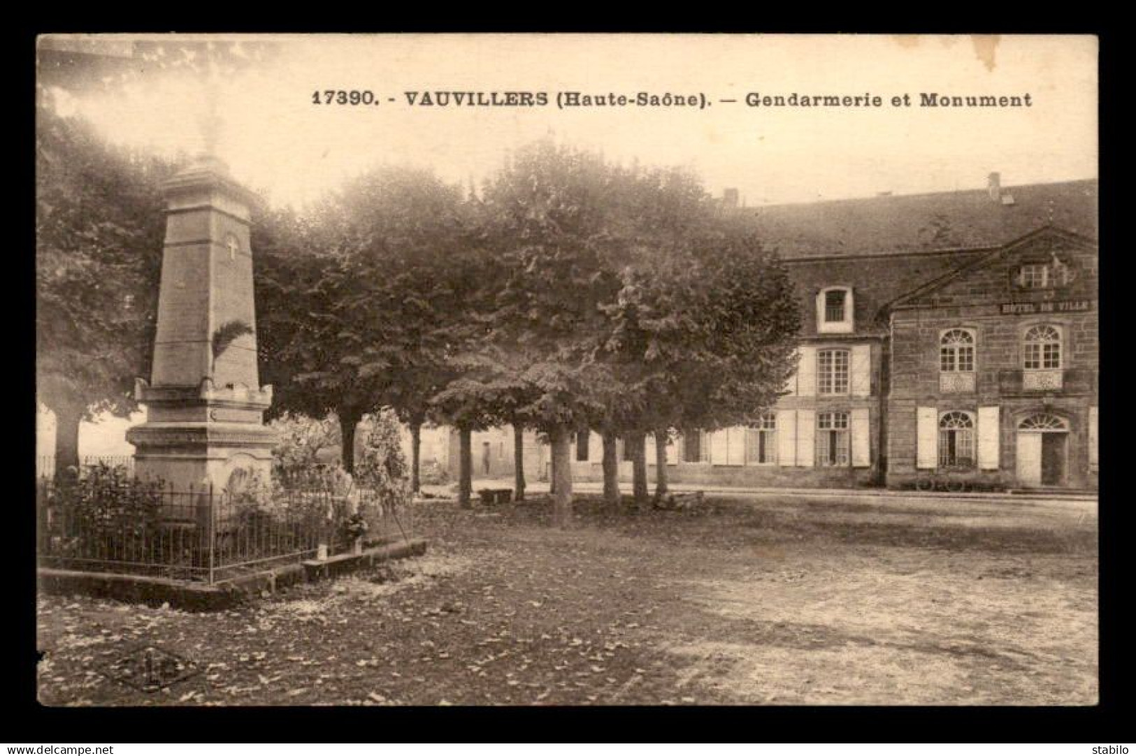 70 - VAUVILLERS - GENDARMERIE ET MONUMENT