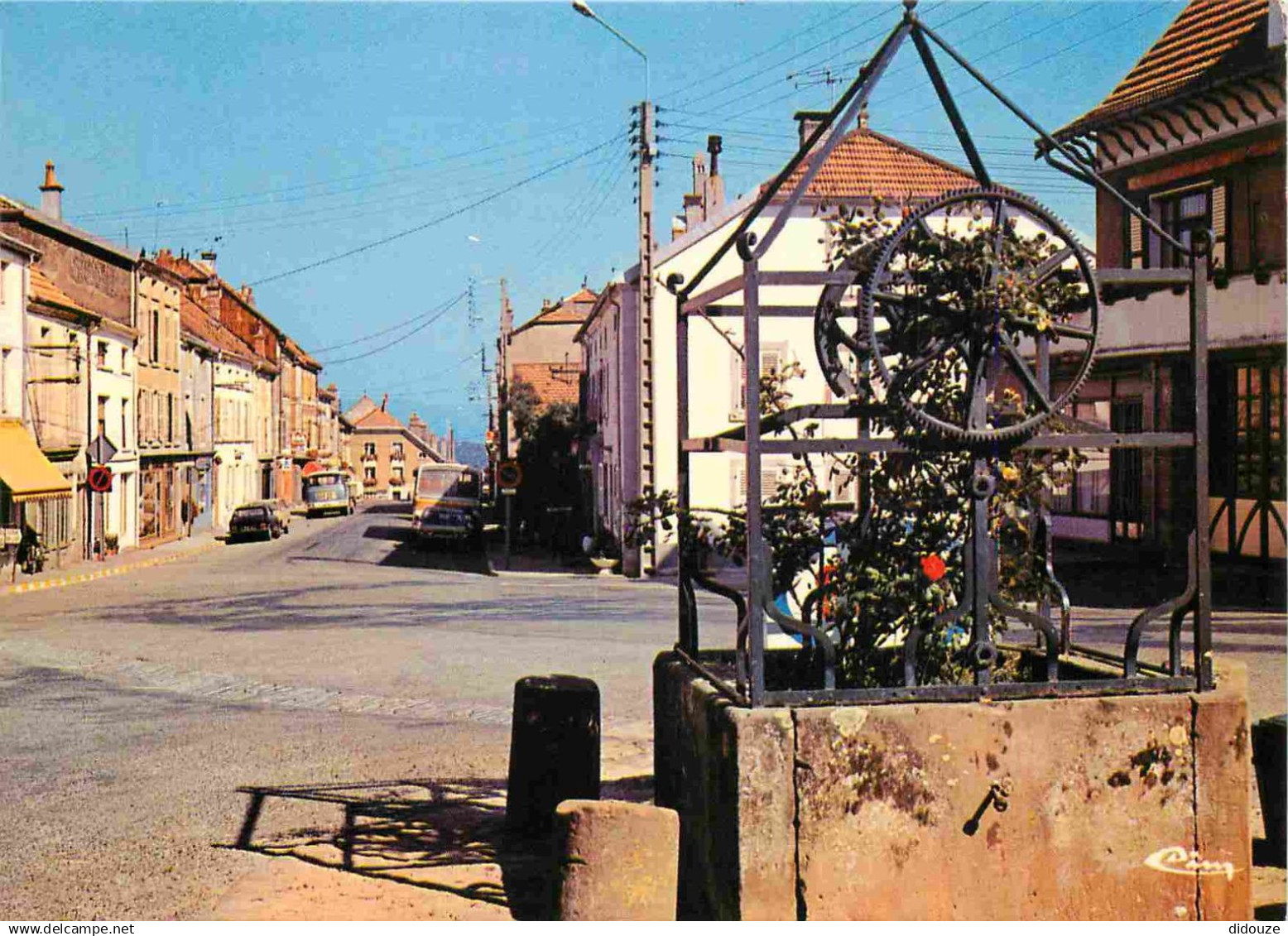 70 - Vauvillers - Puits - Automobiles - Bus - CPM - Voir Scans Recto-Verso