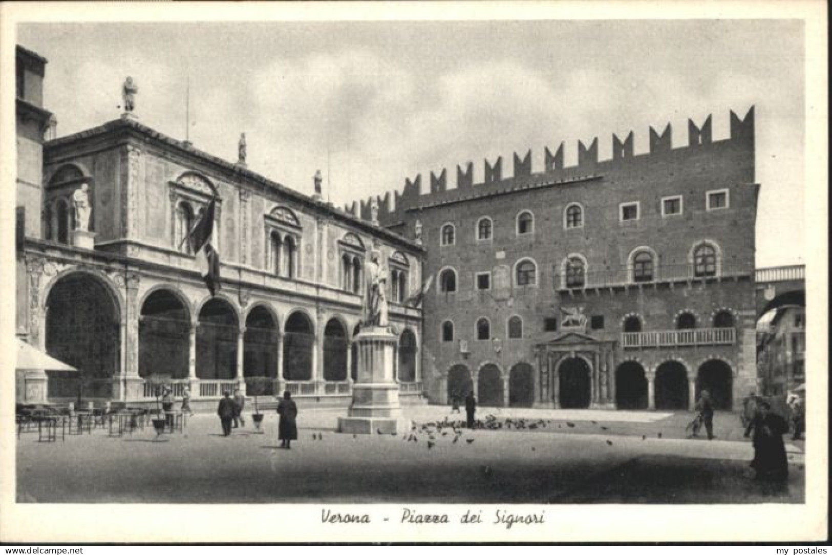 70870225 Verona Veneto Verona Piazza Signori Statue *