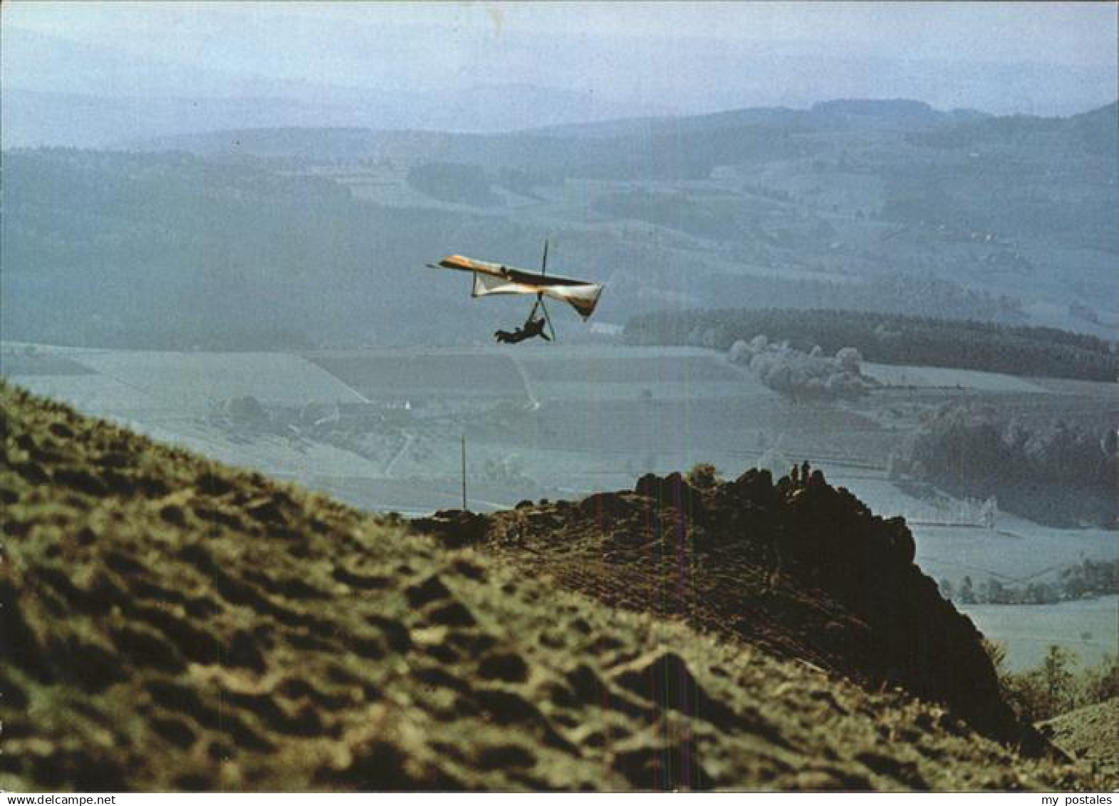 71436241 Wasserkuppe Rhoen Drachenflieger in der Rhoen