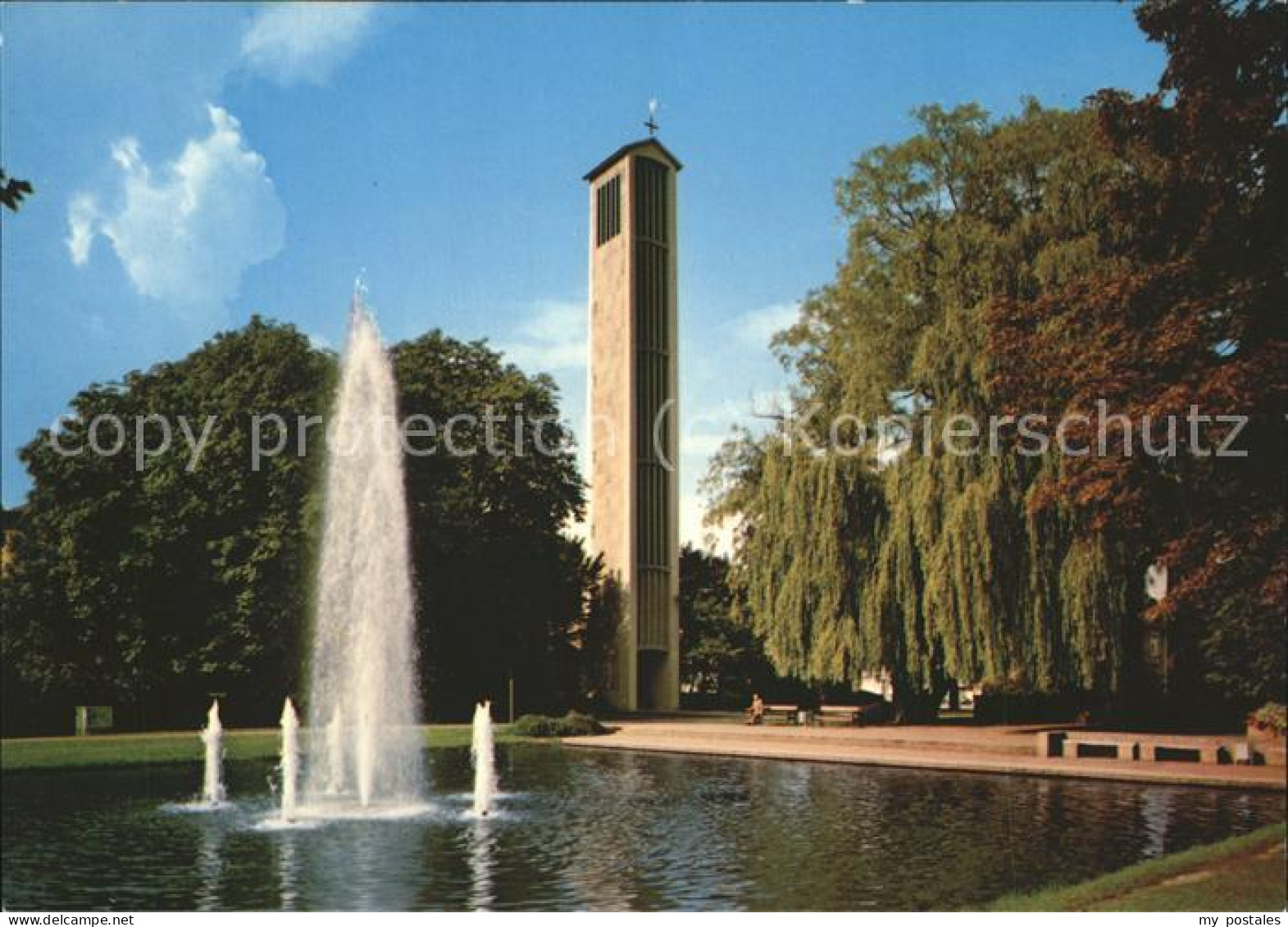 71535929 Beckum Westfalen Parkanlagen Fontaene mit St Martinkirche Beckum