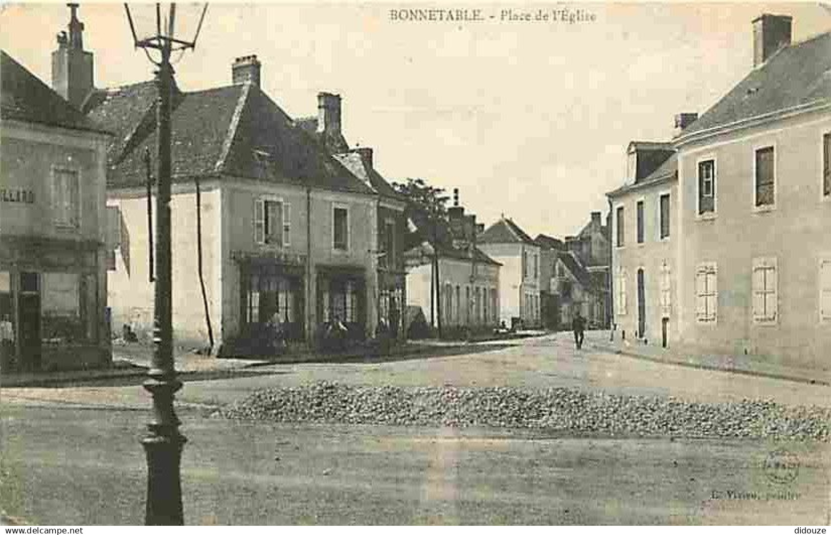 72 - Bonnétable - Place de l'Eglise - Animée - CPA - Voir Scans Recto-Verso