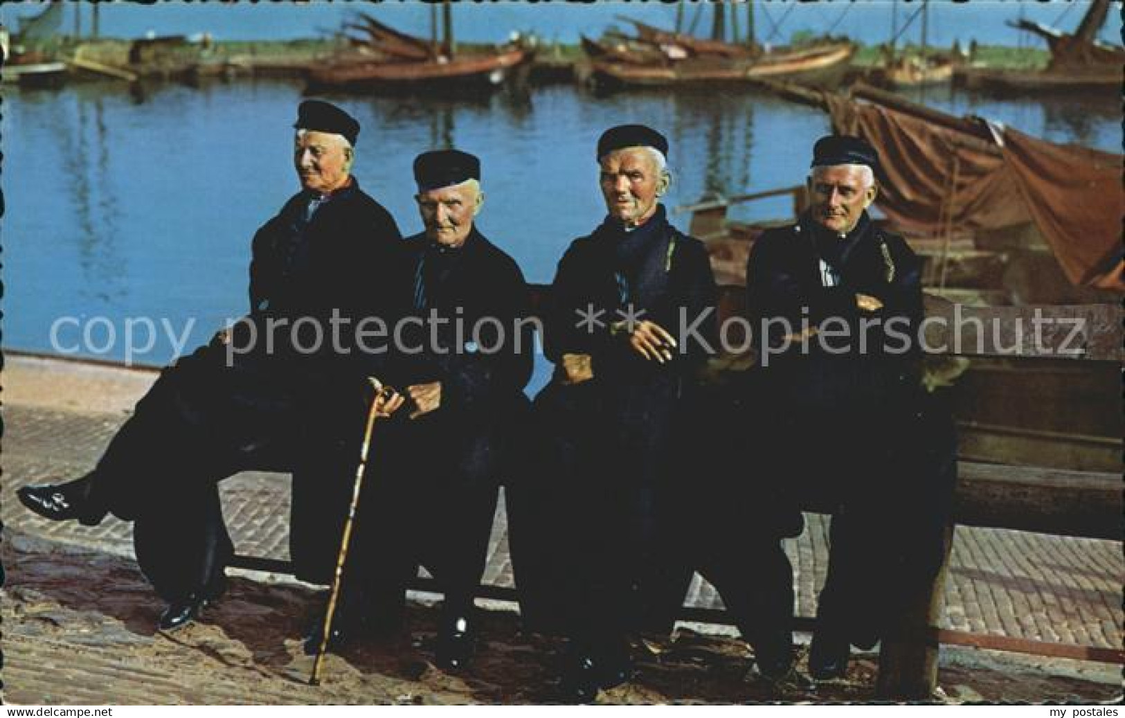 72217686 Volendam Gruppenbild Maenner Hafen Volendam