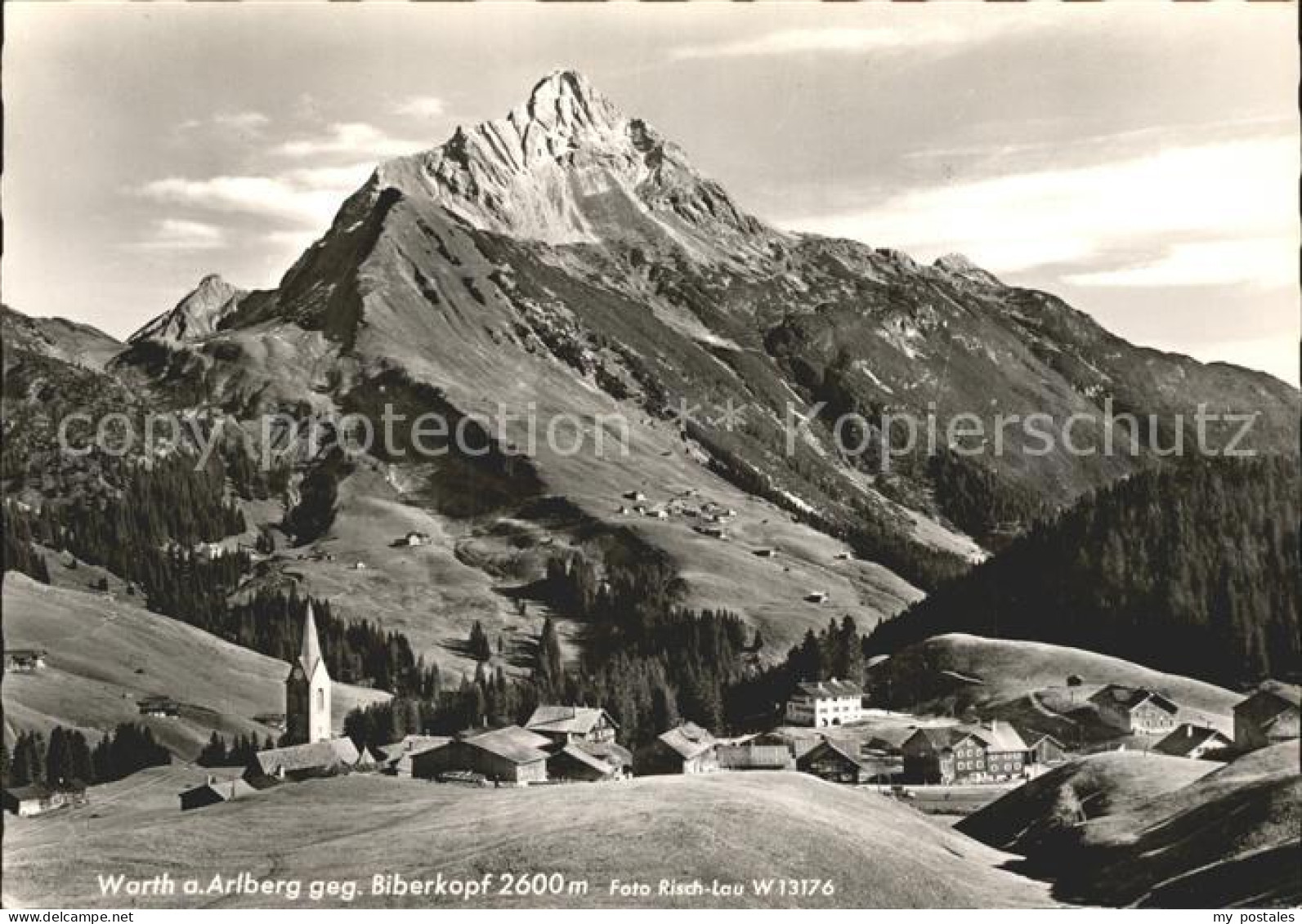 72232784 Warth Vorarlberg Ortsansicht mit Kirche gegen Biberkopf Warth Vorarlber