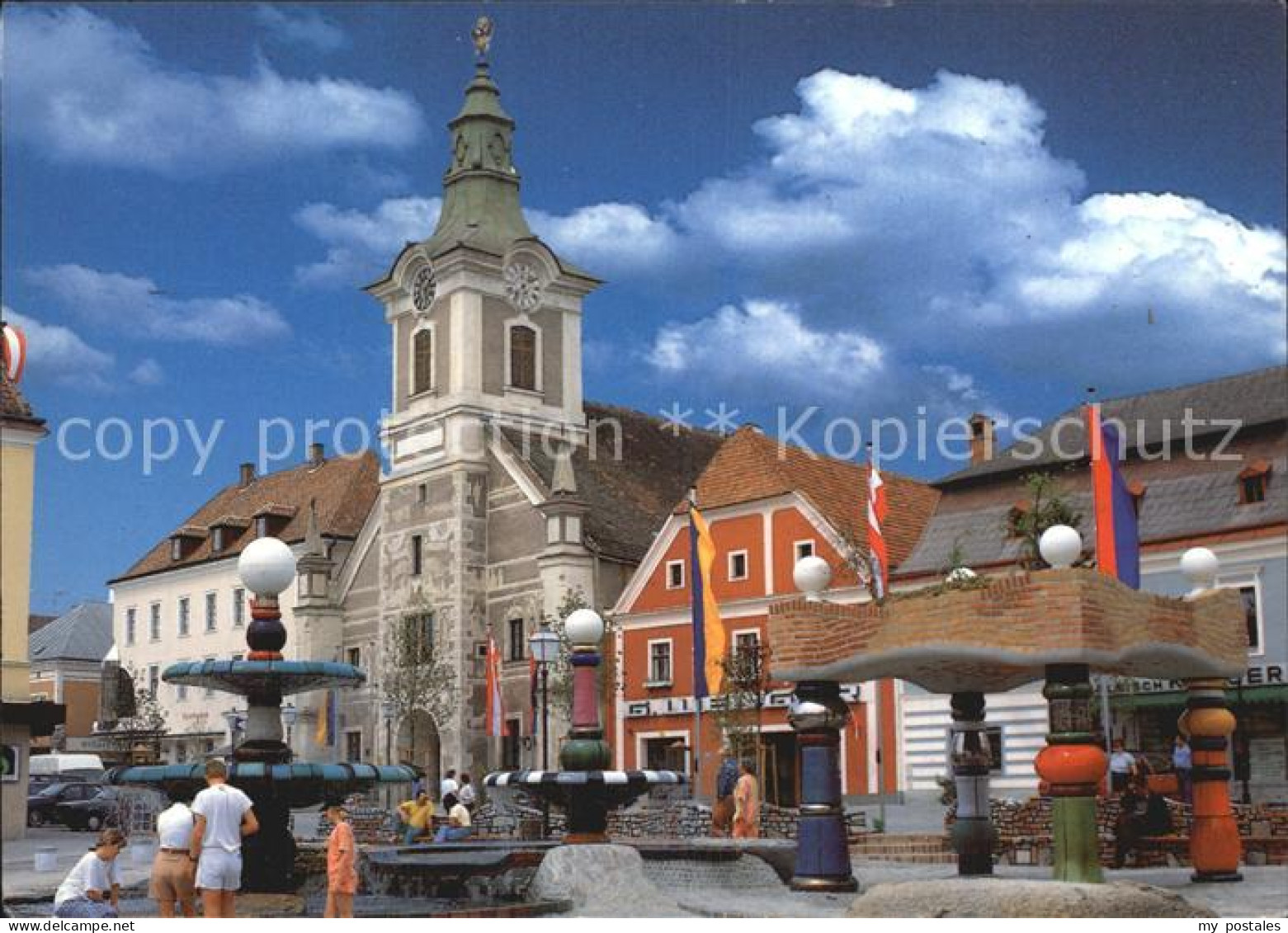 72592727 Zwettl-Niederoesterreich Hundertwasserbrunnen Kirche Zwettl-Niederoeste