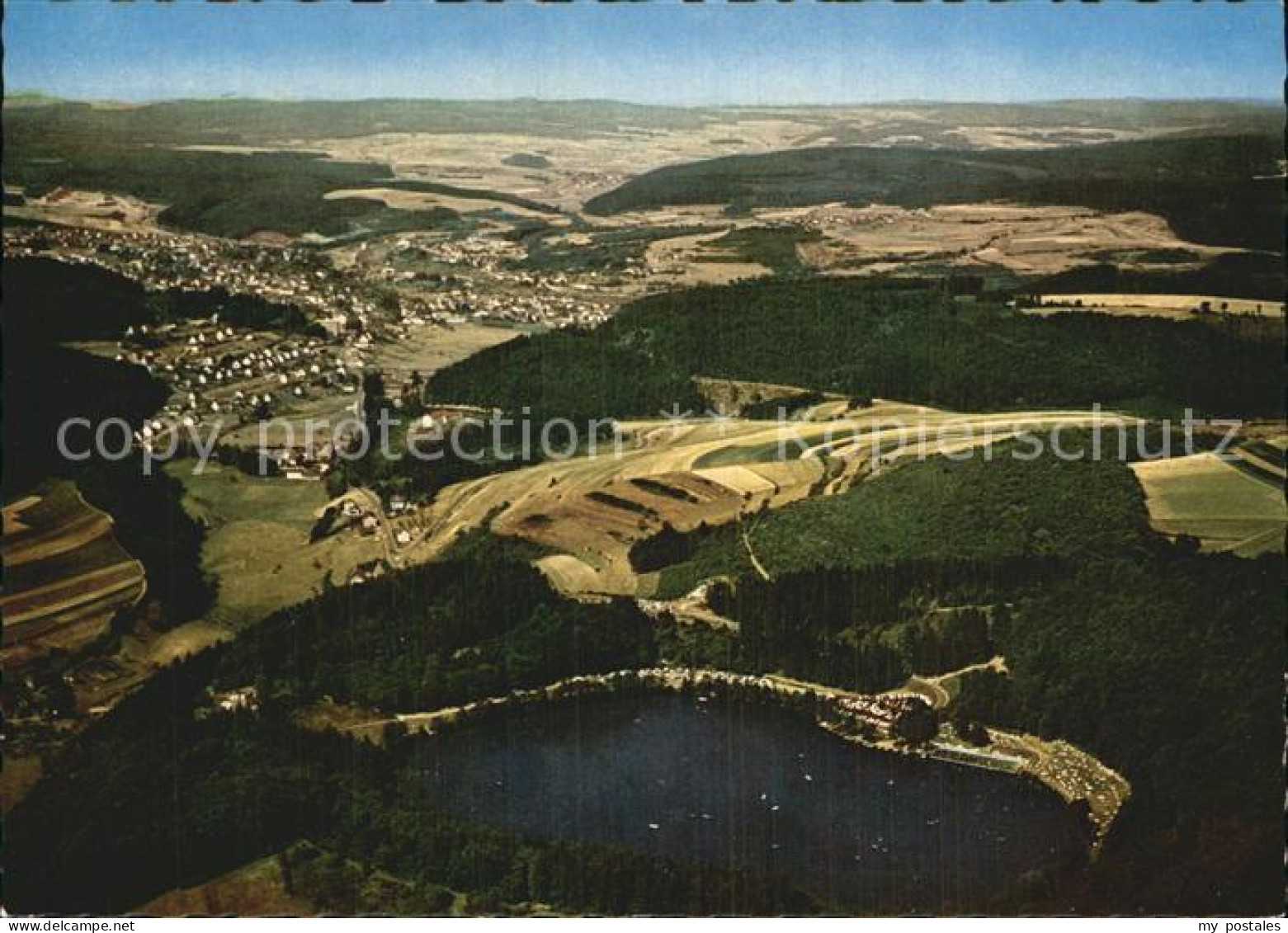 72600590 Daun Eifel Gemuendener Maar Fliegeraufnahme Daun