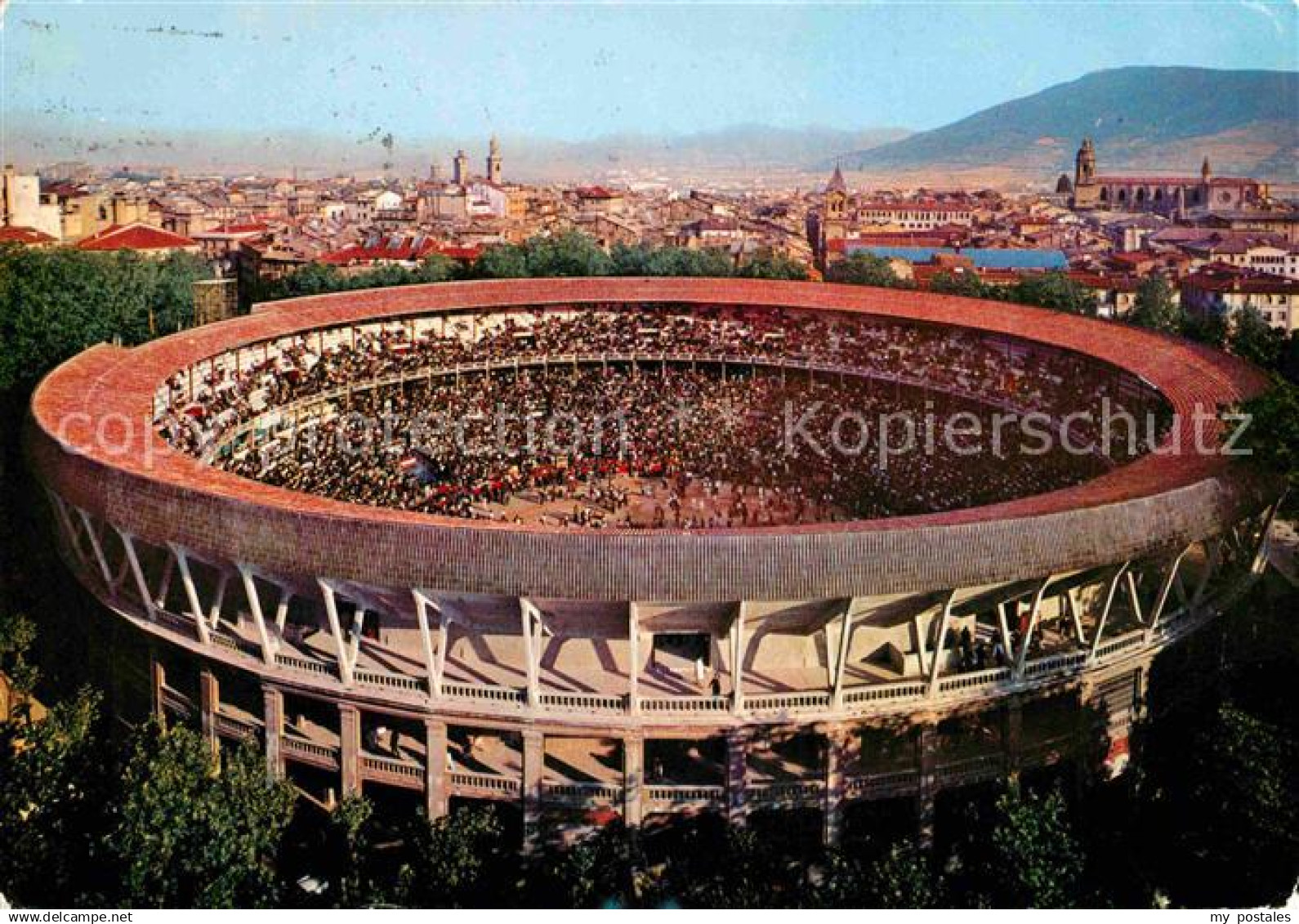 72716893 Pamplona Navarra Plaza de toros y vista parcial Stierkampfarena